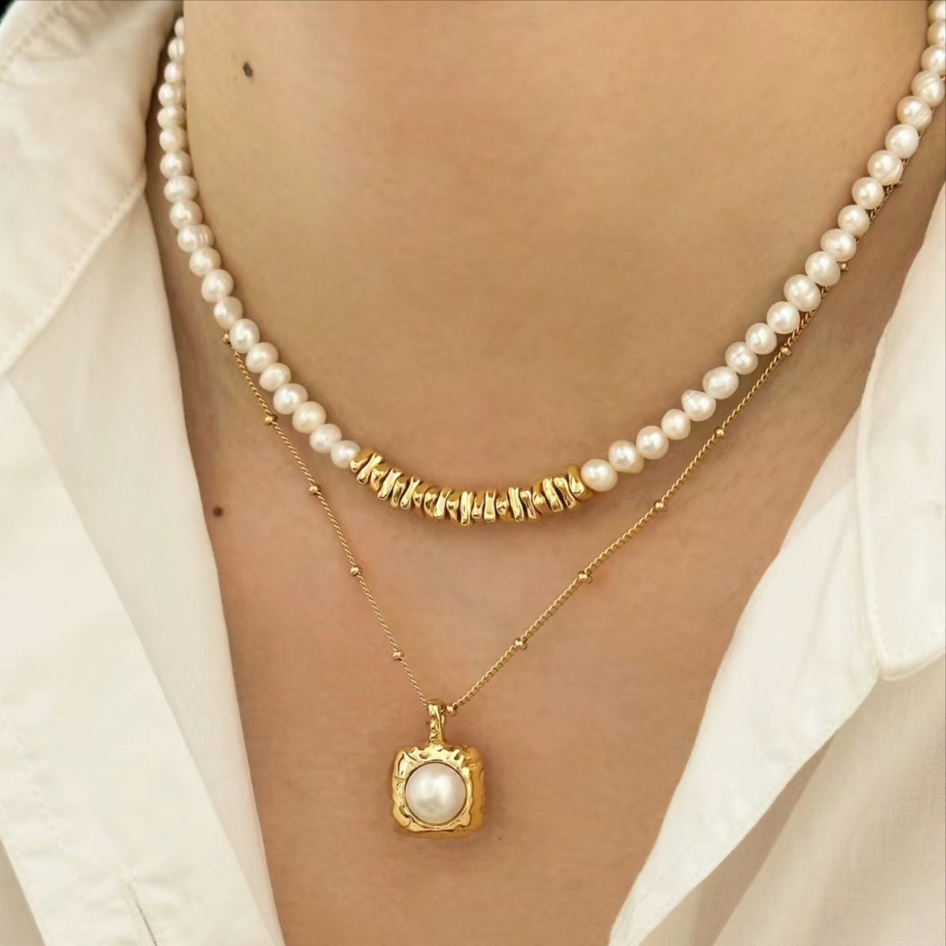 Pépites d'or et collier de perles